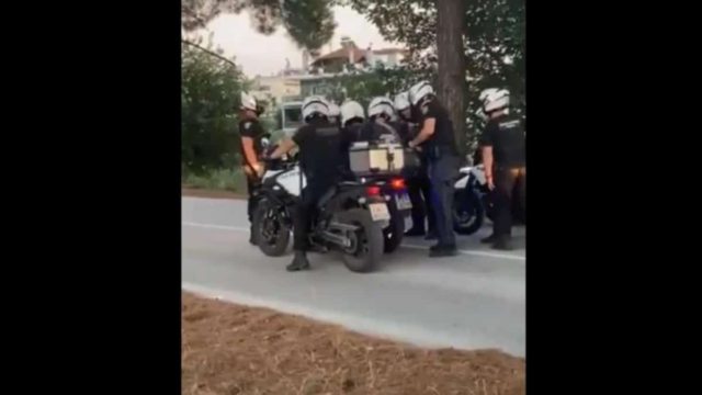 Κακοκαιρία Daniel: Σοκαριστικό βίντεο με αστυνομικούς στη Λάρισα – «Θα μπούμε μες στον κόσμο! Θα σπάσουν αυτοί και τίποτα να μην πέσει, ξύλο θα πέσει…» (video)