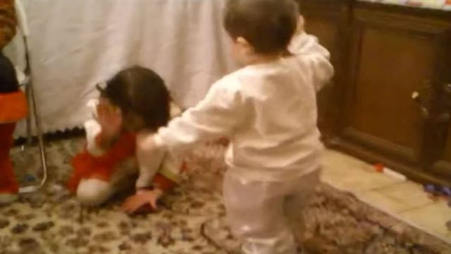Αυτοδίδακτο ζεϊμπέκικο: Μωρό «κατεδαφίζει» το Youtube με τις χορευτικές του ικανότητες!