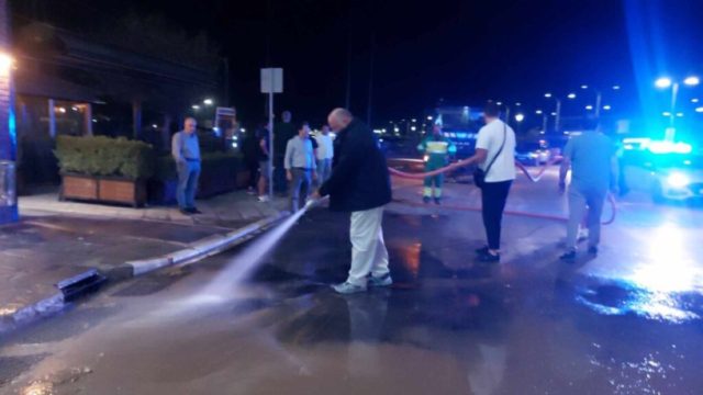 «Σήκωσε τα μανίκια» ο Μπέος: Έπιασε τη μάνικα και καθάριζε μαζί με τα συνεργεία τις λάσπες στους δρόμους του Βόλου (video)