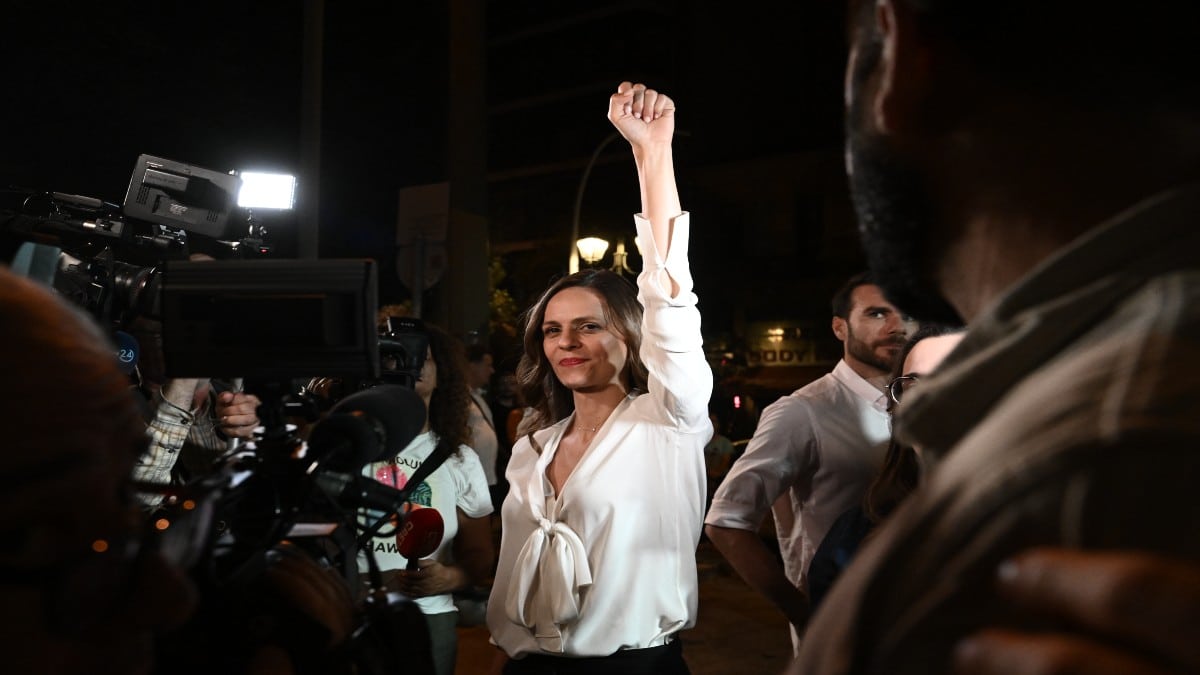 Έφη Αχτσιόγλου: Με υψωμένη γροθιά στην Κουμουνδούρου μετά τη νίκη Κασσελάκη – «Από αύριο ξεκινά νέος αγώνας» (video)