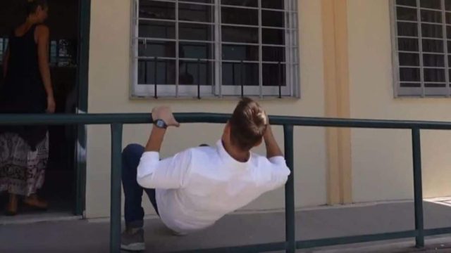 Showman ο Στέφανος Κασσελάκης: Πήγε σε σχολείο ΑμεΑ και έκανε θεαματική είσοδο με… limbo! (video)