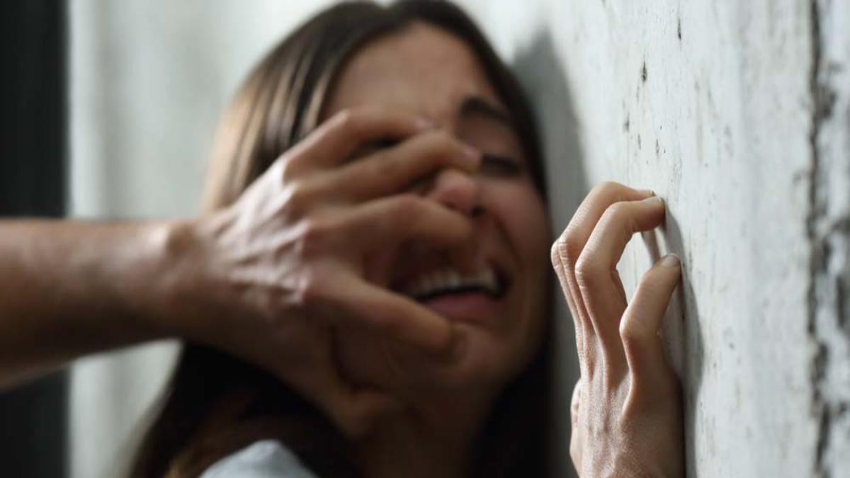 Λευκάδα: Βίασαν 14χρονο κορίτσι σε παραλία – Πήγε και τους κατήγγειλε