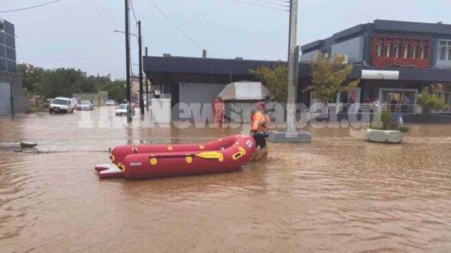 Πρωτοφανείς εικόνες: Με βάρκες στο κέντρο του Βόλου – Επί ποδός για απεγκλωβισμούς (video-photos)