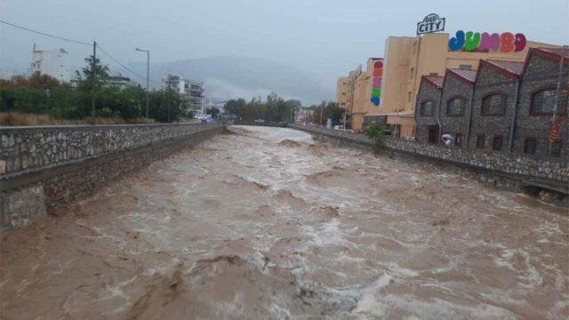 «Πνίγεται» ο Βόλος από την κακοκαιρία: Δρόμοι έχουν μετατραπεί σε ποτάμια – Μήνυμα από το 112, «περιορίστε τις μετακινήσεις» (videos-photos)