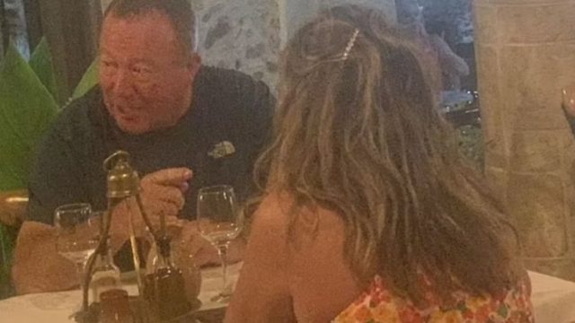Ρεζίλι των σκυλιών: Αυτοί είναι οι Βρετανοί που έφαγαν σε 3 ταβέρνες στην Κρήτη και έφυγαν χωρίς να πληρώσουν