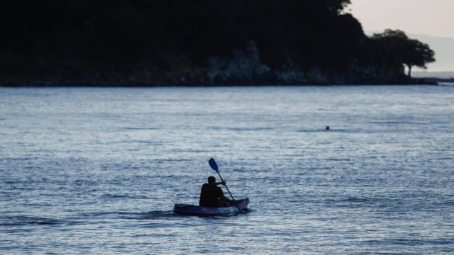 Θρίλερ στη Χαλκιδική: Αγνοείται στη θάλασσα γυναίκα με κανό