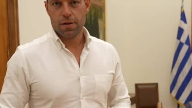 Ο Στέφανος Κασσελάκης μας ξεναγεί στο γραφείο του στην βουλή