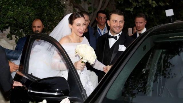 Γάμος Γιώργου Αγγελόπουλου – Δήμητρας Βαμβακούση: Τι του ψιθύρισε στο αυτί λίγο πριν μπουν στην εκκλησία;