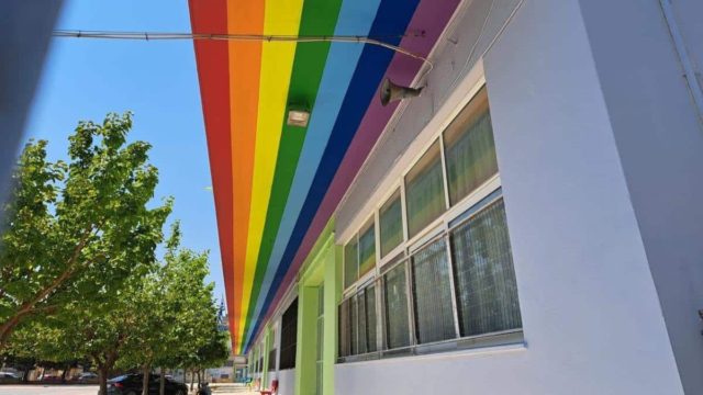 Σάλος σε δημοτικό στην Κόρινθο: Το έβαψαν στα χρώματα των ΛΟΑΤΚΙ – Ξεσηκώθηκαν οι γονείς (photos)