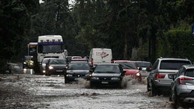 «Παραλύει» η Αττική λόγω συσσώρευσης υδάτων: Κλείνουν Πειραιώς και Βουλιαγμένης