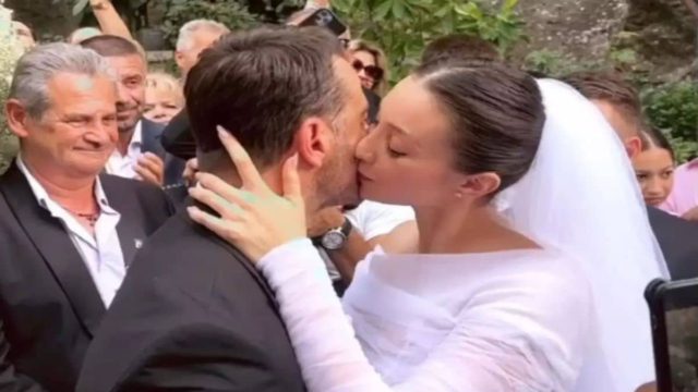 «Ήμασταν κολλητές αλλά δεν με κάλεσε…»: Ηχηρή απουσία από τον γάμο της Δήμητρας Βαμβακούση με τον Γιώργο Αγγελόπουλο