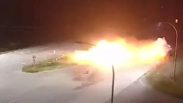 ΗΠΑ: Αυτοκίνητο έπεσε σε φορτηγό, έπιασε φωτιά αλλά ο οδηγός του επέζησε – Δείτε το βίντεο