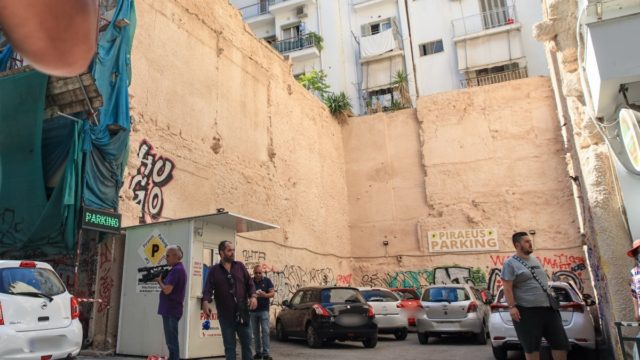 Έγκλημα στον Πειραιά: «Ο τύπος παρίστανε τον Ράμπο και χάθηκε έτσι ένας νέος άνθρωπος με 3 παιδιά», είπε ο αδελφός του 39χρονου (video)