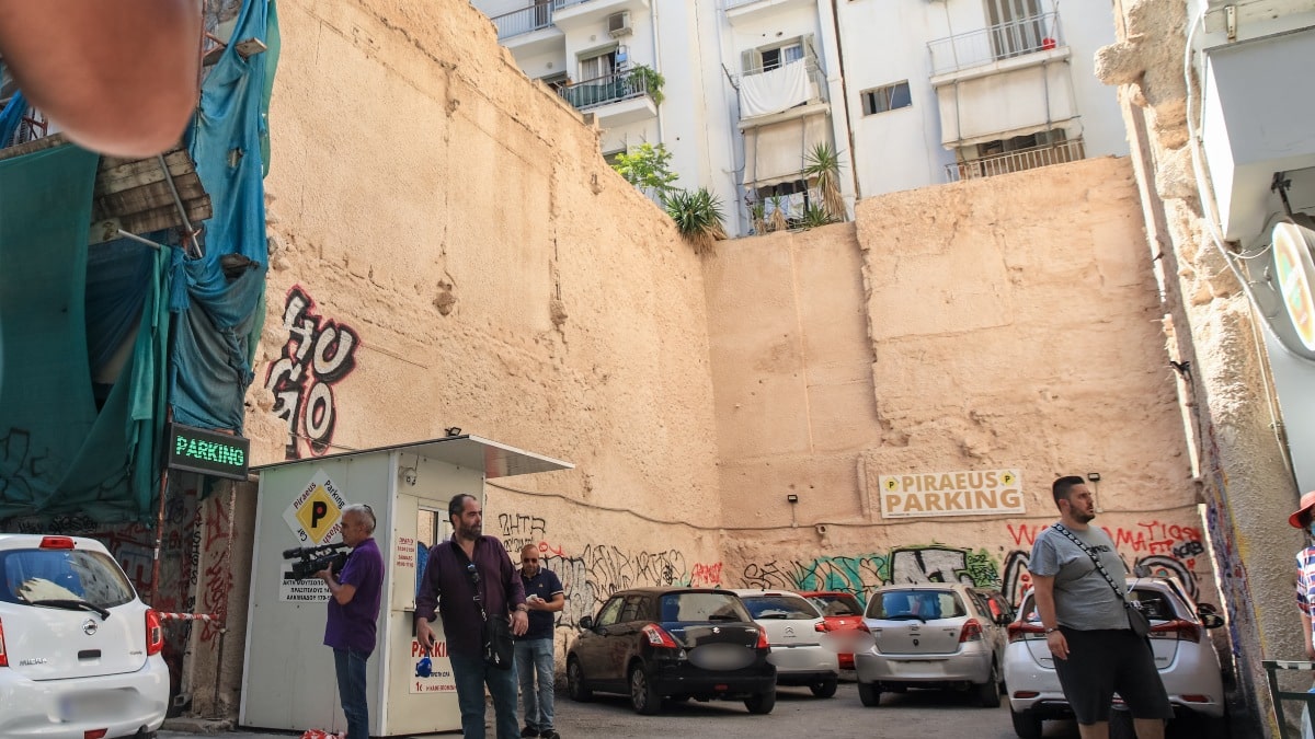 Έγκλημα στον Πειραιά: «Ο τύπος παρίστανε τον Ράμπο και χάθηκε έτσι ένας νέος άνθρωπος με 3 παιδιά», είπε ο αδελφός του 39χρονου (video)