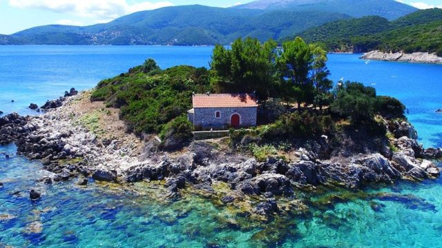 Άγιος Νικόλαος: Το πέτρινο εκκλησάκι της Ιθάκης που αγκαλιάζεται από πεύκα και μοιάζει να αναδύεται από τα κρυστάλλινα νερά του Ιονίου (video)
