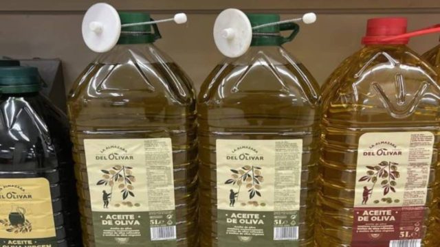 «Χρυσός» το ελαιόλαδο: Βάζουν αντικλεπτικά στα μπουκάλια των σούπερ μάρκετ, όπως στα αλκοολούχα (videos)
