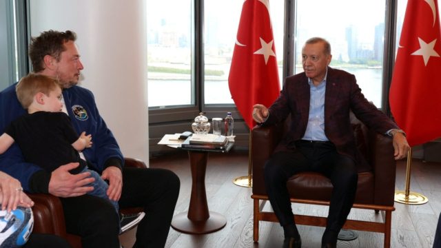 «Νέο αίμα» στη συνάντηση Έλον Μασκ – Ερντογάν: Αγκαλιά με τον γιο του ο μεγιστάνας της τεχνολογίας – «Πού είναι η γυναίκα σας;» τον ρώτησε ο Τούρκος πρόεδρος (video)