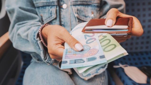 Μεγάλη ανάσα: Έσκασε επίδομα 300 ευρώ τον μήνα