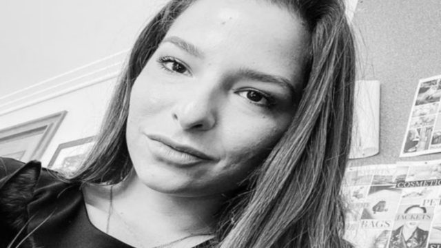 Εριέττα Κούρκουλου: «Είχα καθημερινά κρίσεις πανικού. Αισθανόμουν “τρελή”. Διαχειρίστηκα τον θάνατο του πατέρα μου με…» – Συγκλονίζει για τα “μαρτυρικά” της χρόνια