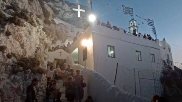 Σε πιάνει δέος: Ο Εσπερινός του Σταυρού στο ομώνυμο εκκλησάκι στο Καντούνι (video)