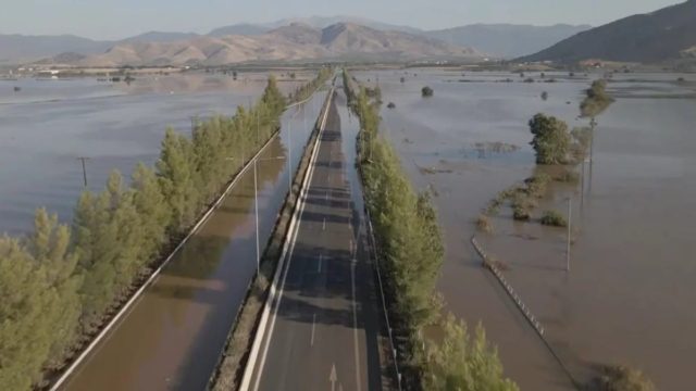 «Λίμνη» η Θεσσαλία, κομμένη στα δύο η Ελλάδα: Νέο συγκλονιστικό βίντεο από την πλημμυρισμένη Εθνική Οδό – Παραμένει απροσπέλαστη μετά τα Τέμπη