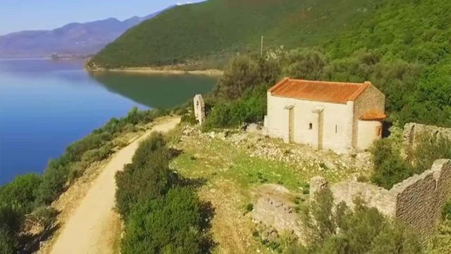 Φωτμού: Το έρημο μοναστήρι της Τριχωνίδας με το παράξενο όνομα – Ένα αλπικό σκηνικό στην καρδιά της Ελλάδας