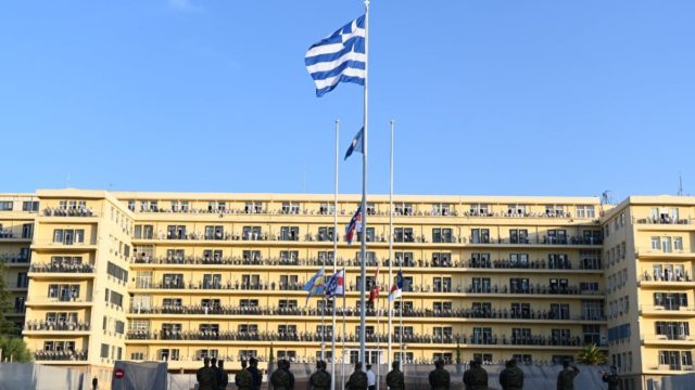 Η Φωτογραφία της Ημέρας: «Ράγισαν καρδιές» στην τελετή απόδοσης τιμής στους θανόντες στη Λιβύη