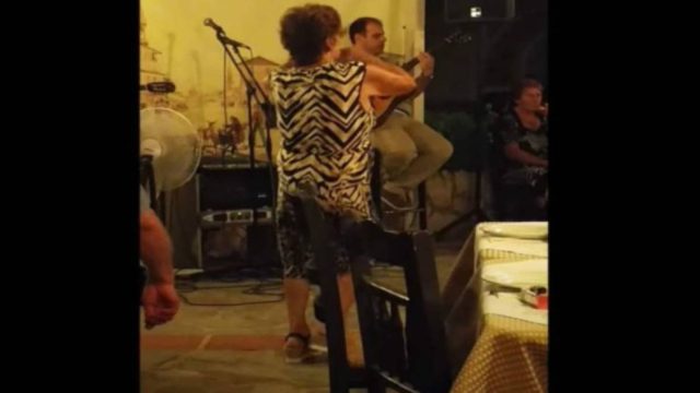 «Καπάτσα» γιαγιά χορεύει τσιφτετέλι σε μαγαζί και τρελαίνει κόσμο – Βάζει… κάτω κάθε 30άρα!