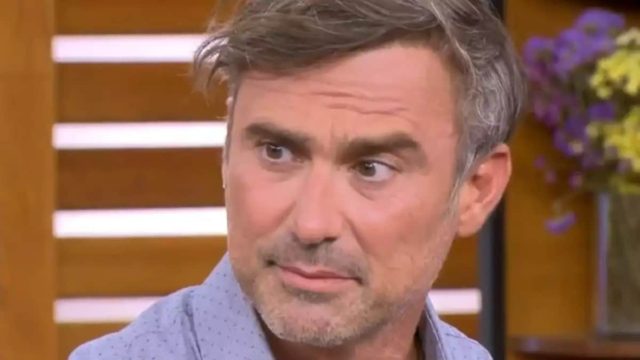 Γιώργος Καπουτζίδης: «Λένε ότι ο Θεός έπλασε γυναίκα από το πλευρό του Αδάμ και εγώ ρωτάω “ήσουν πίσω από καμία φραουλιά και έβλεπες;”» (Video)