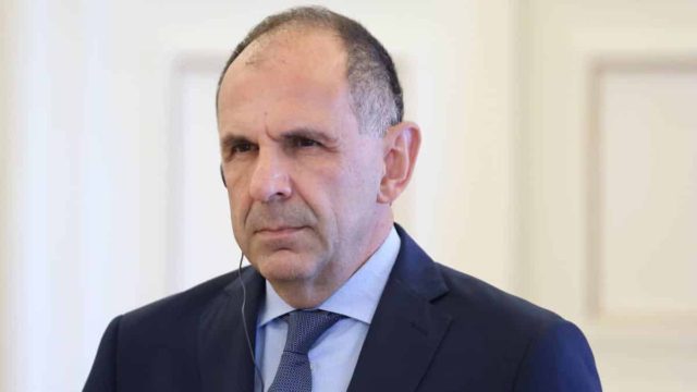 Συγκρατημένος ο Γεραπετρίτης στη συνάντηση με Φιντάν: «Τα πάθη που κληρονομήθηκαν δε διαγράφονται μονοκονδυλιά» (video)
