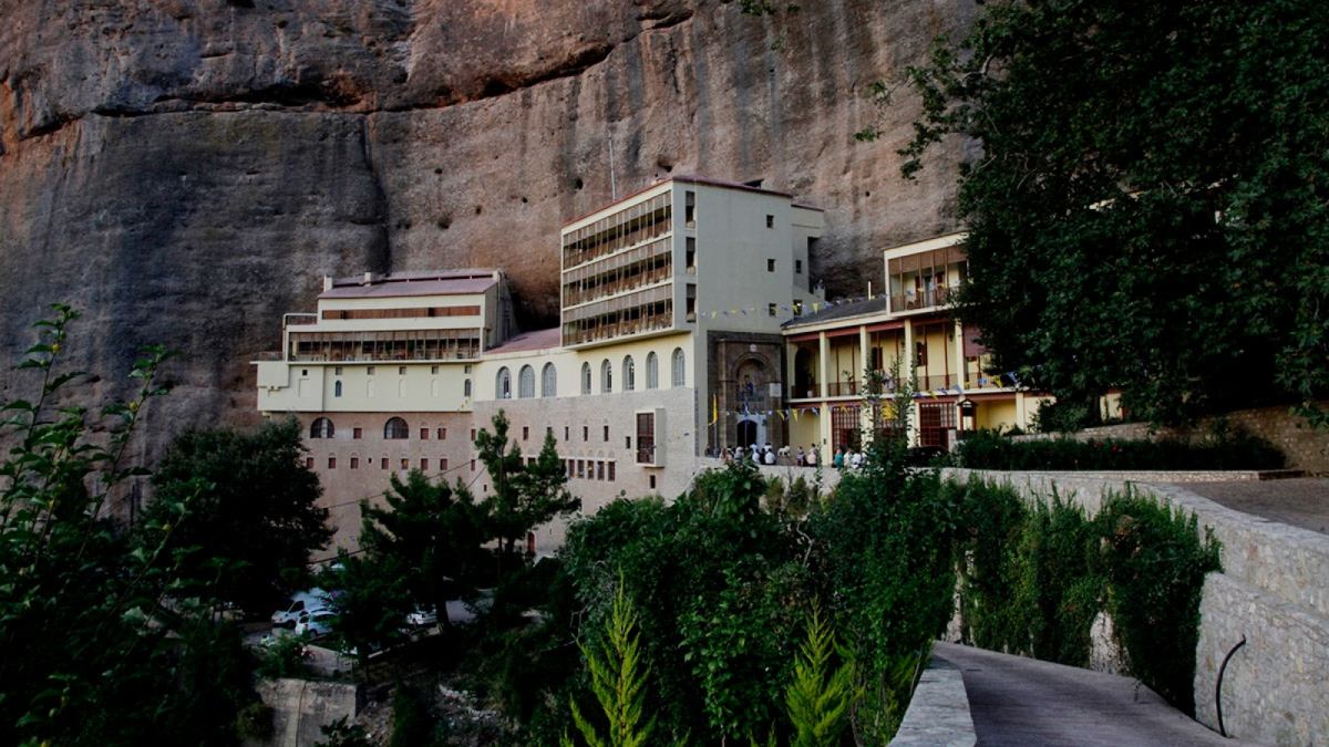 Ιερά Μονή Μεγάλου Σπηλαίου: Το επιβλητικό μοναστήρι στα Καλάβρυτα που είναι «καρφωμένο» στο βράχο