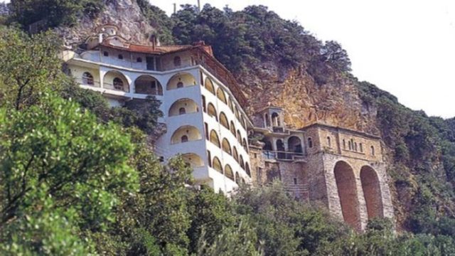 Η εντυπωσιακή Ιερά Μονή Παναγίας Σεπετού Ολυμπίας και η σπουδαία της ιστορία – Ένα μοναστήρι «κρεμασμένο» στα βράχια της ορεινής Ηλείας (Video)