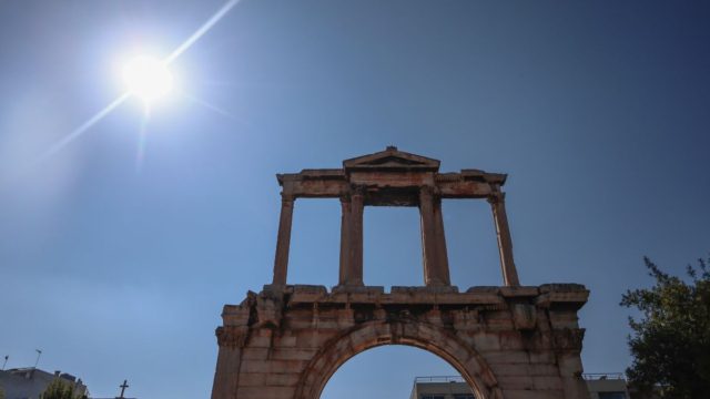 Καιρός σήμερα 15/9: Με 34άρια, τοπικές βροχές και μελτέμια η Παρασκευή – Πώς θα κυλήσει το Σαββατοκύριακο