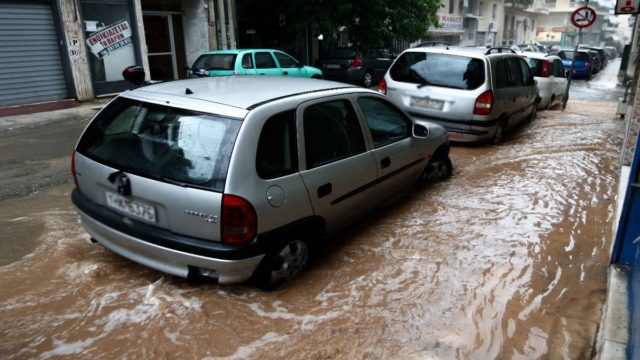 Kακοκαιρία Daniel: Κλειστοί μεγάλοι κεντρικοί δρόμοι Αθήνας και Πειραιά – Έκλεισε ο σταθμός μετρό «Ευαγγελισμός» λόγω εισροής υδάτων, προβλήματα και στον ΗΣΑΠ (video)