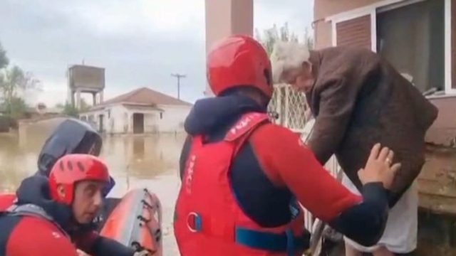 «Έχουμε 10 μωρά από 16 μηνών έως 3 ετών! Έχω τον μπαμπά μου με πνευμονοπάθεια δύο μέρες χωρίς οξυγόνο!» – Συγκλονίζουν οι μαρτυρίες εγκλωβισμένων κατοίκων της Καρδίτσας (Video)