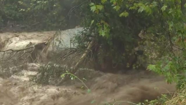 «Βοήθεια, είμαστε αποκομμένοι από παντού»: Κραυγή αγωνίας από κατοίκους του Πηλίου – Δραματική επιχείρηση απεγκλωβισμού οδηγού από χείμαρρο (Video)