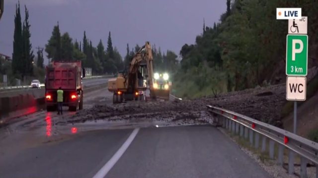 Κακοκαιρία Elias: Πλημμύρισαν δρόμοι στα Τρίκαλα! Μεγάλες οι ζημιές στην Αχαΐα – Τι προβλέπει το έκτακτο δελτίο επιδείνωσης του καιρού για τις επόμενες ώρες (Video)