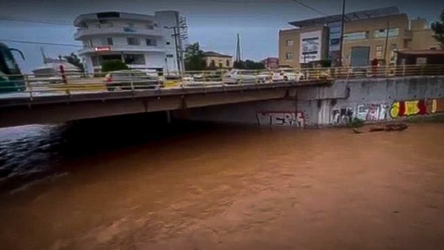 Κακοκαιρία Elias: Συγκλονιστικές εικόνες στην Εύβοια – Κάτοικοι ανέβηκαν σε ταράτσες