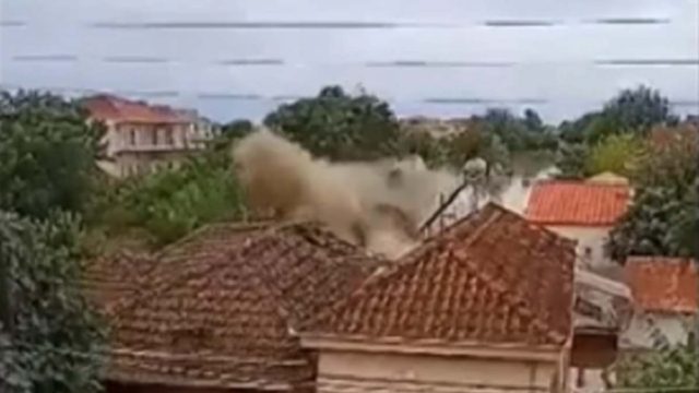 Συγκλονιστικό βίντεο: Η στιγμή που καταρρέει σπίτι στην Καρδίτσα από τα ορμητικά νερά