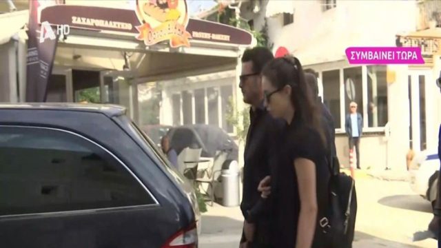 Γιώργος Αγγελόπουλος: Συντετριμμένος στην κηδεία της μητέρας του! Καταρρακωμένος πίσω από τη σορό της – Στο πλευρό του η Δήμητρα Βαμβακούση (Video)