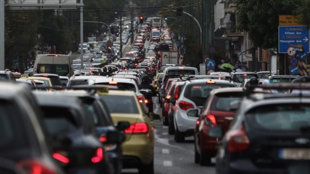 Ένα χάος στους δρόμους: «Διαστημικό» μποτιλιάρισμα λόγω της απεργίας – «Τσούρμο» στις στάσεις των λεωφορείων