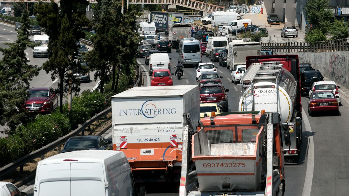 Στις φλόγες όχημα στην Αθηνών-Λαμίας – Κλειστή η δεξιά λωρίδα, κυκλοφοριακό «κομφούζιο» στην περιοχή (χάρτης)
