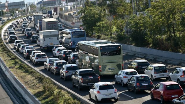 Στο «κόκκινο» οι δρόμοι της Αττικής: «Παρέλαση» οχημάτων σε Κηφισό, Αττική Οδό και Κηφισίας (χάρτης)