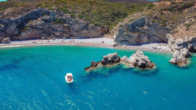 Σε 1.5 ώρα κολυμπάς στα ωραιότερα νερά: Το νησί που όλοι ερωτεύονται τον Σεπτέμβριο είναι το βασίλειο της ηρεμίας