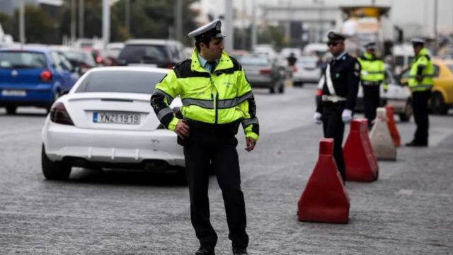 700 ευρώ πρόστιμο και άμεση αφαίρεση διπλώματος για παράβαση που κάνει το 99% των Ελλήνων οδηγών!