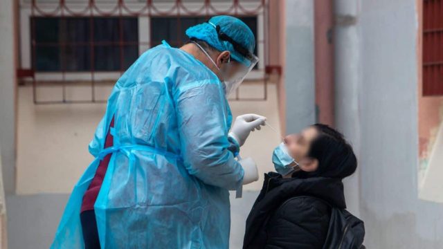 Κορωνοϊός – Νέα υγειονομική απειλή για την Ελλάδα: Μετά την κυριαρχία της Eris, έρχεται η Pirola – Ραγδαία αύξηση κρουσμάτων