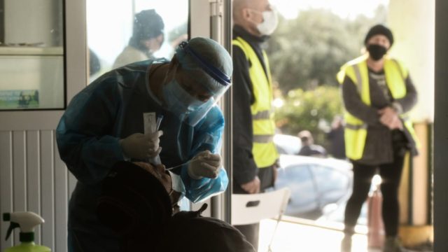 «Ο κόσμος πρέπει να αρχίσει να προσέχει, έφτασε η παραλλαγή “Pirola”»: Κρούει τον κώδωνα κινδύνου η Ματίνα Παγώνη (video)