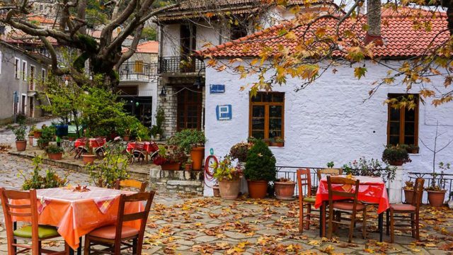 Κοσμάς: Ο «άγνωστος» προορισμός στην Αρκαδία με θέα που κόβει την ανάσα