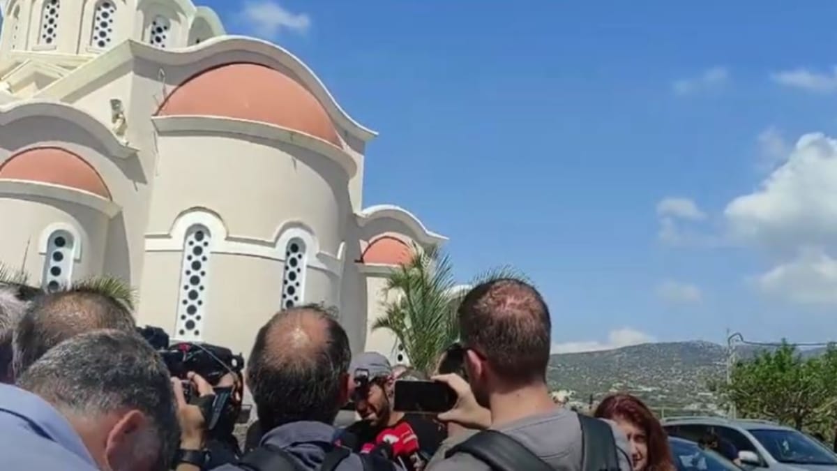 «Ηχηρό» παρών στην κηδεία του 36χρονου Αντώνη από τον πατέρα της μικρής Μελίνας που πέθανε σε επέμβαση – Ξέσπασε σε λυγμούς: «Να μην ξεχαστεί» (video)