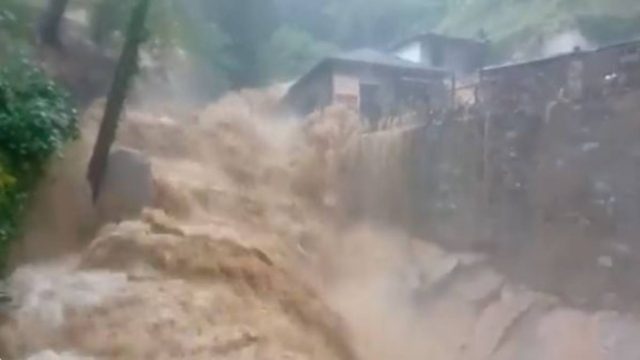 Στιγμές αγωνίας στο Πήλιο: Εγκλωβισμένοι 30 παραθεριστές σε ξενοδοχείο – Ανάμεσά τους μια έγκυος! (video)
